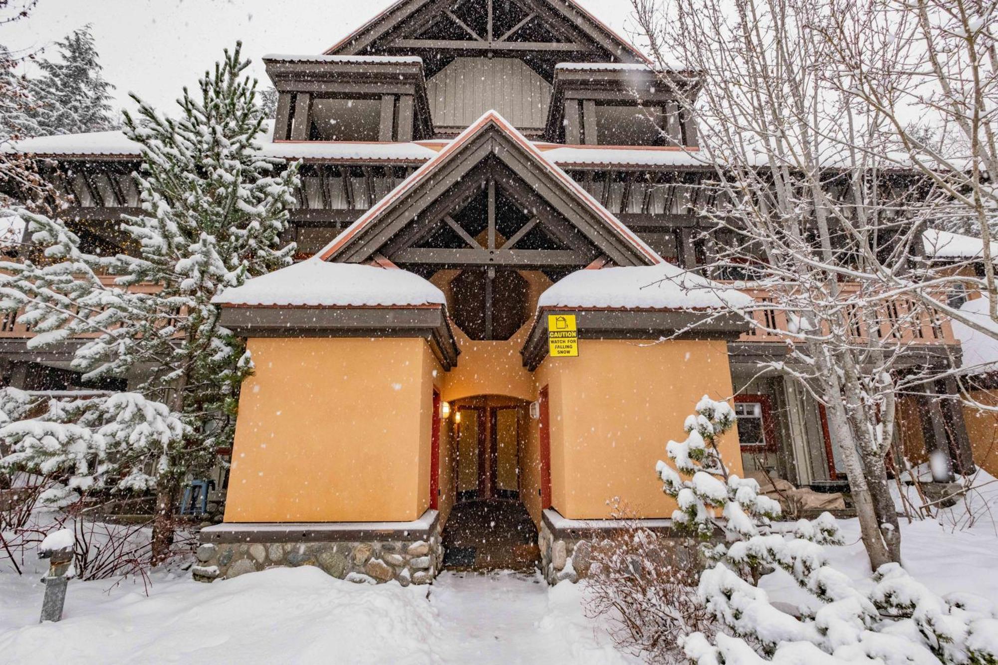 Sunpath By Outpost Whistler Villa Bagian luar foto