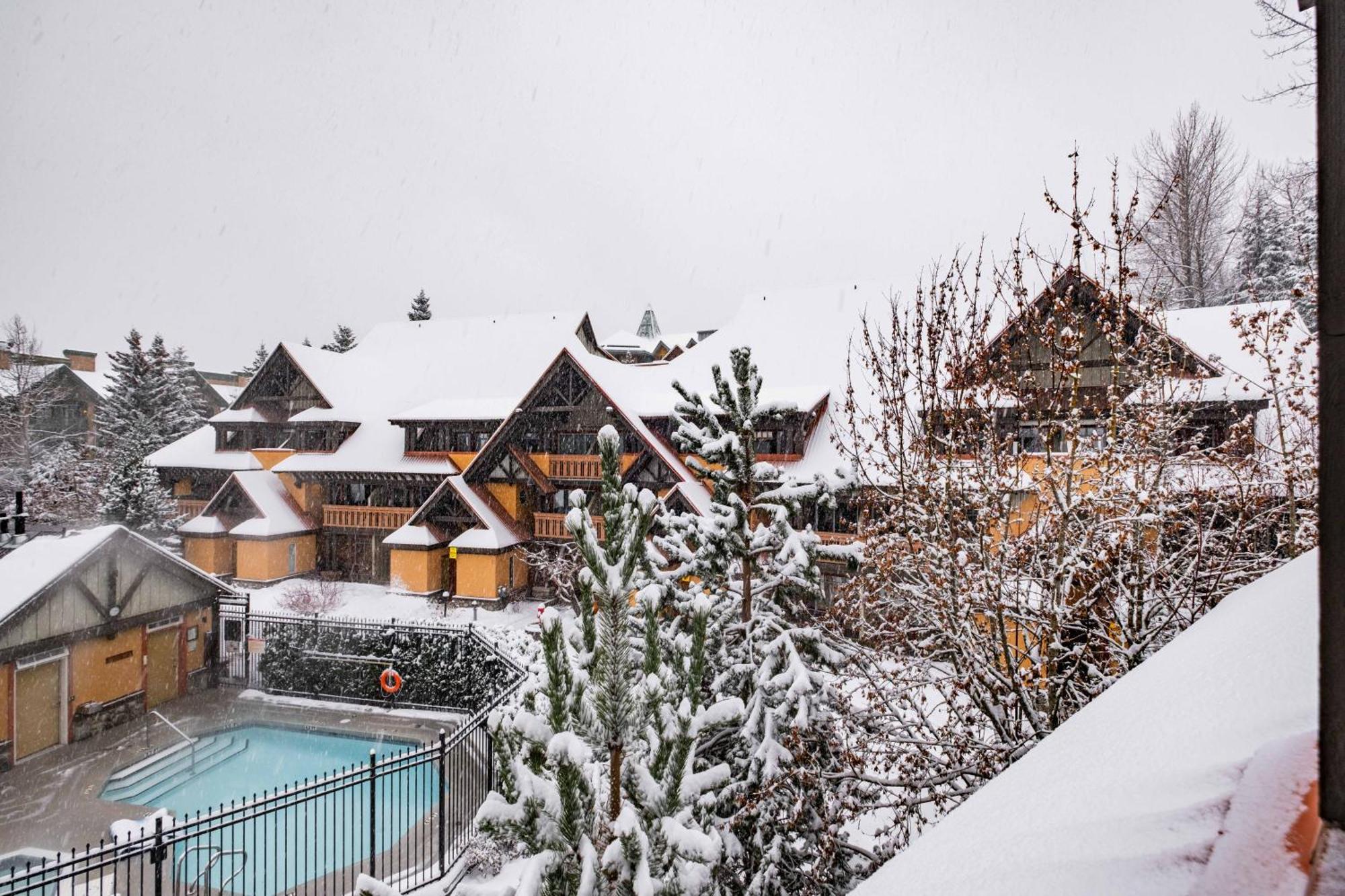 Sunpath By Outpost Whistler Villa Bagian luar foto