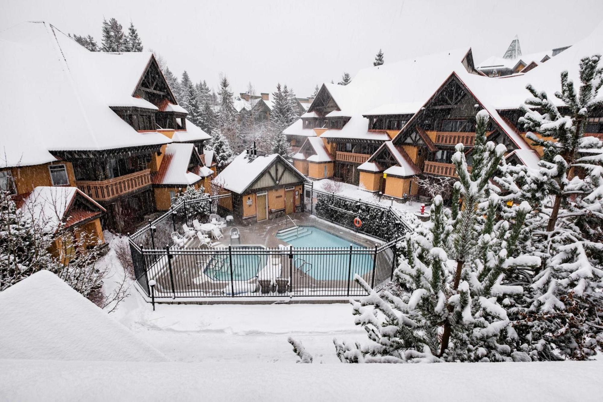 Sunpath By Outpost Whistler Villa Bagian luar foto